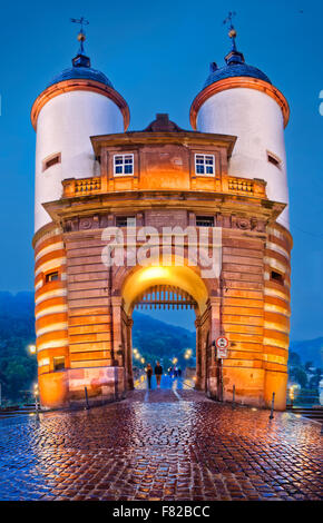 Deux tours, Bruckentor Bridge Gate ou l'ancienne porte de la ville à Pont Karl-Theodor aka Vieux Pont ou Carl Theodore Pont sur Neckar Banque D'Images