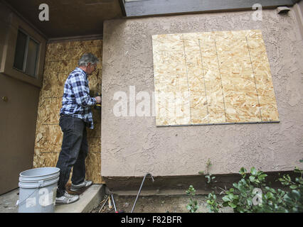 San Bernardino, Californie, USA. 9Th Jul 2015. Le locateur bloque la porte avec une planche en bois alors qu'il tente d'empêcher les gens d'entrer dans la maison de tir suspect Syed Farook le 4 décembre 2015 à San Bernardino, en Californie. Le propriétaire de la maison de la Redlands loués par le couple suspecté dans le San Bernardino de prise de masse a invité les membres des médias dans la Chambre vendredi. Un homme et une femme lourdement armés ont ouvert le feu mercredi sur une maison de festin à ses collègues de travail, tuant plusieurs personnes et blessant sérieusement d'autres dans une attaque de précision, les autorités dit. Quelques heures plus tard, ils sont morts dans un sh Banque D'Images