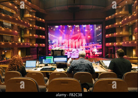 Une vue de l'avant de la maison 24 dans le Donald Gordon théâtre dans le Wales Millennium Centre, Cardiff Banque D'Images