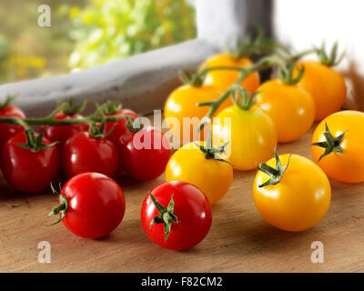 A mixte tomates jaunes et rouges Banque D'Images