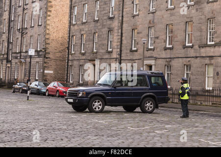 Préposé au stationnement (gardiens de la circulation non plus utilisé) photographies une land rover garé dans Buccleuch, Edinburgh, Ecosse, Royaume-Uni Banque D'Images