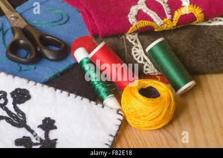 Broderie fait main composition sur fond de bois Banque D'Images