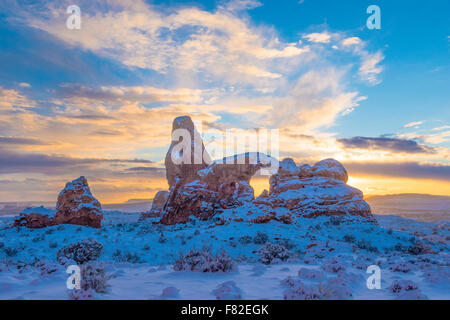 Coucher de soleil enneigé à tourelle Arch, Arches National Park, Utah Section Windows Banque D'Images