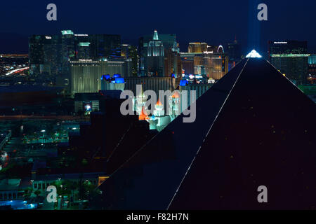 L'hôtel Luxor et les gratte-ciel du South Strip au crépuscule, Las Vegas NV (vu de l'hôtel Delano) Banque D'Images