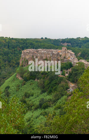 La ville historique de calcata, entouré par une réserve naturelle et assis sur un affleurement rocheux défensifs Banque D'Images