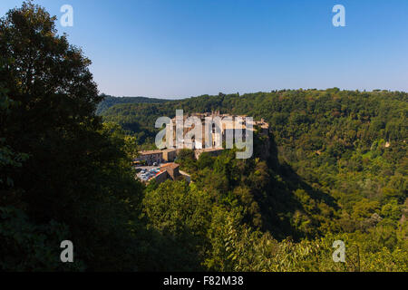 La ville historique de calcata, entouré par une réserve naturelle et assis sur un affleurement rocheux défensifs Banque D'Images