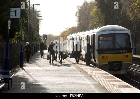 Les passagers de descendre d'un train à Chiltern Railways station Lapworth, Warwickshire, UK Banque D'Images