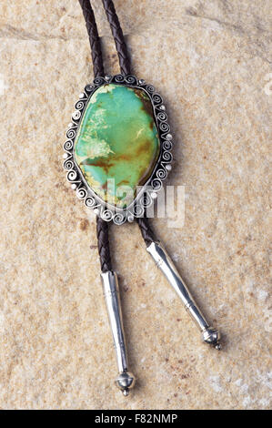 Le sud-ouest d'argent turquoise vert bolo tie. Banque D'Images