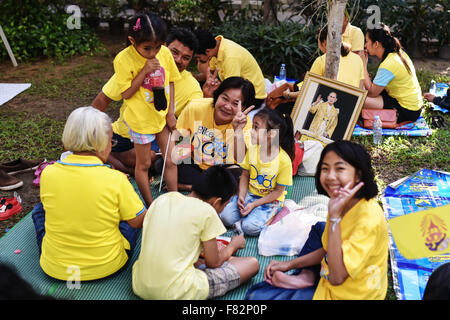 Bangkok, Thaïlande. 5 déc, 2015. Les citoyens se rassemblent à un terrain ouvert pour observer le Roi Bhumibol Adulyadej est 88e anniversaire à l'intérieur de l'hôpital Siriraj, où le roi vit actuellement, à Bangkok, Thaïlande, 5 décembre 2015. Mangmang Crédit : Li/Xinhua/Alamy Live News Banque D'Images