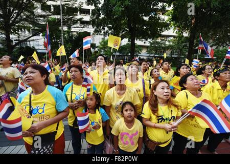 Bangkok, Thaïlande. 5 déc, 2015. Les citoyens se rassemblent à un terrain ouvert pour observer le Roi Bhumibol Adulyadej est 88e anniversaire à l'intérieur de l'hôpital Siriraj, où le roi vit actuellement, à Bangkok, Thaïlande, 5 décembre 2015. Mangmang Crédit : Li/Xinhua/Alamy Live News Banque D'Images