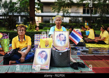 Bangkok, Thaïlande. 5 déc, 2015. Les citoyens se rassemblent à un terrain ouvert pour observer le Roi Bhumibol Adulyadej est 88e anniversaire à l'intérieur de l'hôpital Siriraj, où le roi vit actuellement, à Bangkok, Thaïlande, 5 décembre 2015. Mangmang Crédit : Li/Xinhua/Alamy Live News Banque D'Images