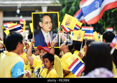 Bangkok, Thaïlande. 5 déc, 2015. Les citoyens se rassemblent à un terrain ouvert pour observer le Roi Bhumibol Adulyadej est 88e anniversaire à l'intérieur de l'hôpital Siriraj, où le roi vit actuellement, à Bangkok, Thaïlande, 5 décembre 2015. Mangmang Crédit : Li/Xinhua/Alamy Live News Banque D'Images