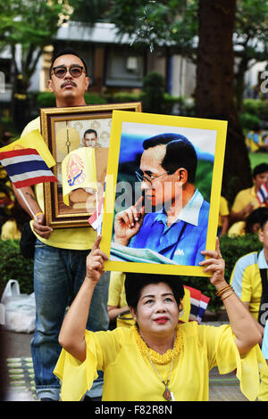 Bangkok, Thaïlande. 5 déc, 2015. Les citoyens détiennent le portrait du roi Bhumibol Adulyadej pour observer le 88e anniversaire du roi à l'intérieur de l'hôpital Siriraj, où le roi vit actuellement, à Bangkok, Thaïlande, 5 décembre 2015. Mangmang Crédit : Li/Xinhua/Alamy Live News Banque D'Images