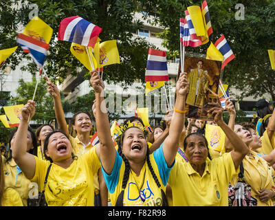 Bangkok, Thaïlande. 5 déc, 2015. Les gens dans la place à l'hôpital Siriraj pour acclamer le roi sur le 88e anniversaire de Bhumibol Adulyadej, le Roi de Thaïlande. Des centaines de personnes se sont pressées dans la plaza en espérant attraper un aperçu de la vénérable monarque. Le roi a vécu à l'hôpital Siriraj off et depuis plus de quatre ans. Crédit : Jack Kurtz/ZUMA/Alamy Fil Live News Banque D'Images