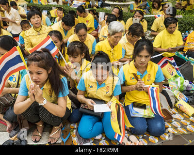 Bangkok, Thaïlande. 5 déc, 2015. Les gens prient pour le Roi dans l'hôpital Siriraj à Plaza sur le 88e anniversaire de Bhumibol Adulyadej, le Roi de Thaïlande. Des centaines de personnes se sont pressées dans la plaza en espérant attraper un aperçu de la vénérable monarque. Le roi a vécu à l'hôpital Siriraj off et depuis plus de quatre ans. Crédit : Jack Kurtz/ZUMA/Alamy Fil Live News Banque D'Images