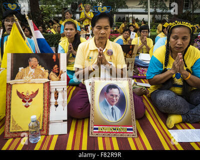 Bangkok, Thaïlande. 5 déc, 2015. Les gens prient pour le Roi dans l'hôpital Siriraj à Plaza sur le 88e anniversaire de Bhumibol Adulyadej, le Roi de Thaïlande. Des centaines de personnes se sont pressées dans la plaza en espérant attraper un aperçu de la vénérable monarque. Le roi a vécu à l'hôpital Siriraj off et depuis plus de quatre ans. Crédit : Jack Kurtz/ZUMA/Alamy Fil Live News Banque D'Images