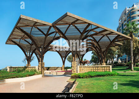 Pergola en bois sur la promenade de Netanya, Israel Banque D'Images