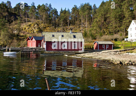 Petite colonie en Norvège à côté de l'eau Banque D'Images