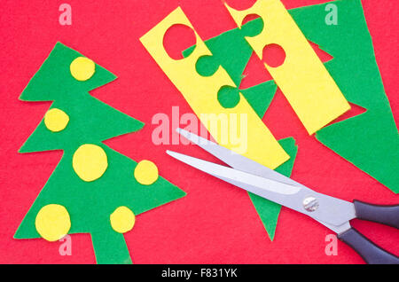 La décoration à la main avec l'arbre de Noël Banque D'Images