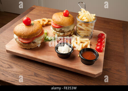 Burger et frites servi sur table en bois Banque D'Images