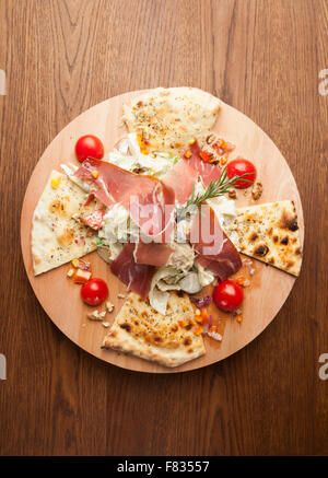 Salade avec du jambon fumé et l'ail pain sur table en bois Banque D'Images