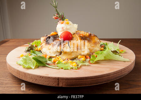 Pizza fermé avec des légumes sur plaque de bois Banque D'Images