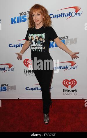 Kathy Griffin présente à la radio KIIS FM Jingle Ball 2015 iHeartRadio, Staples Center, Los Angeles, CA, le 4 décembre 2015. Photo par : Sara Cozolino/Everett Collection Banque D'Images