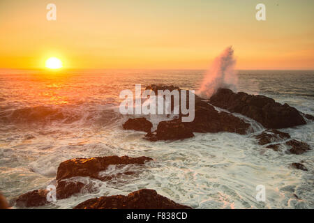 L'océan surf sur les rochers pendant une superbe coucher du soleil. Banque D'Images