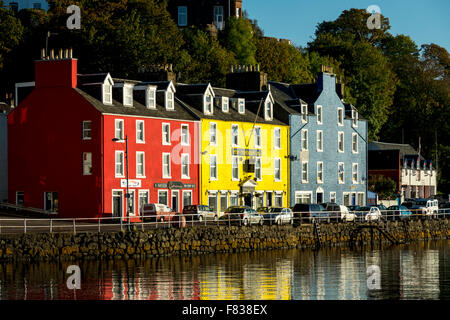 Les bâtiments aux couleurs vives sur la rue Main, à Tobermory, Isle of Mull, Argyll and Bute, Ecosse, Royaume-Uni. Banque D'Images