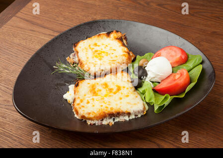 La mozzarella frit avec légumes grillés sur table en bois Banque D'Images