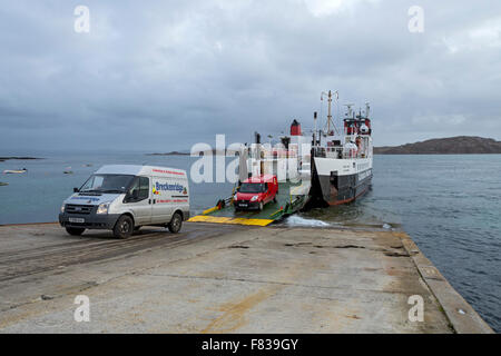 Descendre de l'véhicules ferry Calmac l 'Loch Buidhe' sur l'île d'Iona, Hébrides intérieures, Ecosse, Royaume-Uni Banque D'Images