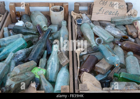 Collection de vieilles bouteilles en verre pour la vente à Newark et collectionneurs d'Antiquités juste. Banque D'Images