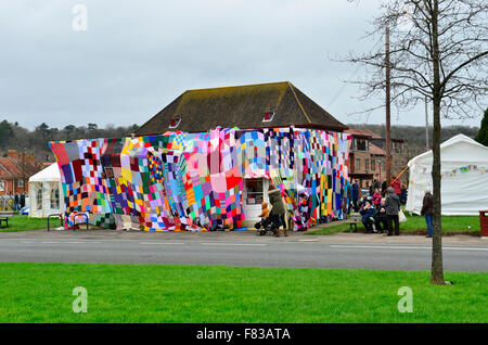 Bristol, Royaume-Uni. Le 05 mai 2015. Cafe de la place reçoit un plateau géant confortable. Un café dans Seamills Square à Bristol a été recouverte d'un couvercle de verre géant composé de patchwork tricot à garder le café au chaud et confortable. Crédit : Robert Timoney/Alamy Live News Banque D'Images