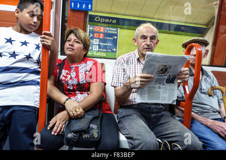 Madrid Espagne,Europe,Espagnol,Hispanic Latin Latino immigrés ethniquement minoritaires,Station de métro Opera,métro,train,transports en commun,undergro Banque D'Images