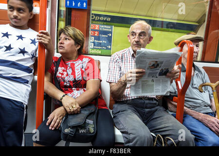 Madrid Espagne,Europe,Espagnol,Hispanic Latin Latino immigrés ethniquement minoritaires,Station de métro Opera,métro,train,transports en commun,undergro Banque D'Images