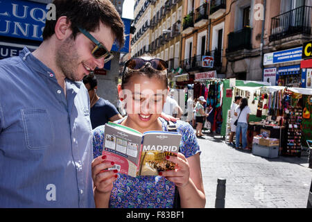 Madrid Espagne, hispanique Barrio de la Latina, el Rastro marché aux puces, Plaza de Cascorro, Ribera de Curtidores, shopping shopping shopping shopping boutiques mar Banque D'Images