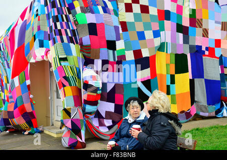 Bristol, Royaume-Uni. Le 05 mai 2015. Cafe de la place reçoit un plateau géant confortable. Un café dans Seamills Square à Bristol a été recouverte d'un couvercle de verre géant composé de patchwork tricot à garder le café au chaud et confortable. Crédit : Robert Timoney/Alamy Live News Banque D'Images