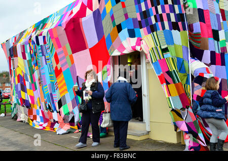 Bristol, Royaume-Uni. Le 05 mai 2015. Cafe de la place reçoit un plateau géant confortable. Un café dans Seamills Square à Bristol a été recouverte d'un couvercle de verre géant composé de patchwork tricot à garder le café au chaud et confortable. Crédit : Robert Timoney/Alamy Live News Banque D'Images