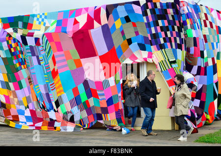 Bristol, Royaume-Uni. Le 05 mai 2015. Cafe de la place reçoit un plateau géant confortable. Un café dans Seamills Square à Bristol a été recouverte d'un couvercle de verre géant composé de patchwork tricot à garder le café au chaud et confortable. Crédit : Robert Timoney/Alamy Live News Banque D'Images