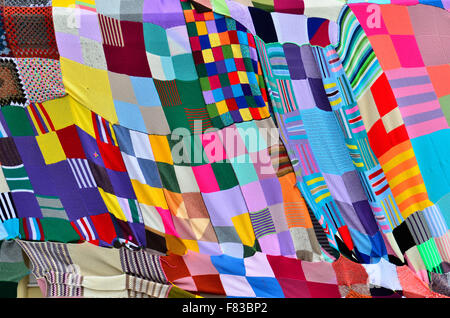 Bristol, Royaume-Uni. Le 05 mai 2015. Cafe de la place reçoit un plateau géant confortable. Un café dans Seamills Square à Bristol a été recouverte d'un couvercle de verre géant composé de patchwork tricot à garder le café au chaud et confortable. Crédit : Robert Timoney/Alamy Live News Banque D'Images