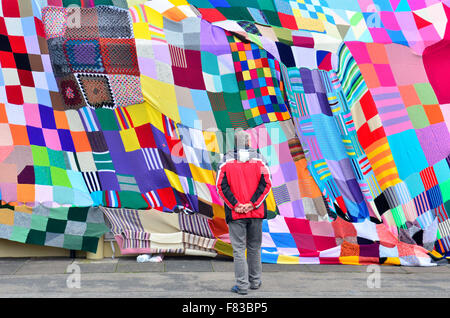 Bristol, Royaume-Uni. Le 05 mai 2015. Cafe de la place reçoit un plateau géant confortable. Un café dans Seamills Square à Bristol a été recouverte d'un couvercle de verre géant composé de patchwork tricot à garder le café au chaud et confortable. Crédit : Robert Timoney/Alamy Live News Banque D'Images