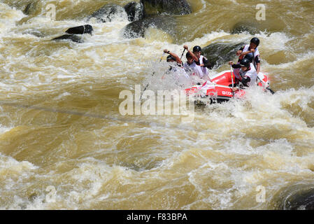 Rivière Citarik, Java Ouest, Indonésie. 5 décembre 2015. Le Japon ouvre une équipe féminine de slalom au Championnat du monde de rafting à Citarik River, West Java, Indonésie. Le Japon a remporté des médailles d'argent. La Slovaquie a remporté cette catégorie tandis que la Nouvelle-Zélande en troisième place. Banque D'Images