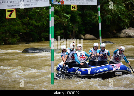 Grande-bretagne femmes ouvert sur l'équipe de slalom Championnats du monde de rafting en rivière Citarik, Java ouest, Indonésie. La Slovaquie a remporté la première place dans cette catégorie, suivie par la Nouvelle-Zélande et le Japon, respectivement. Banque D'Images