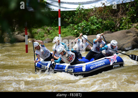 Grande-bretagne femmes ouvert sur l'équipe de slalom Championnats du monde de rafting en rivière Citarik, Java ouest, Indonésie. La Slovaquie a remporté la première place dans cette catégorie, suivie par la Nouvelle-Zélande et le Japon, respectivement. Banque D'Images