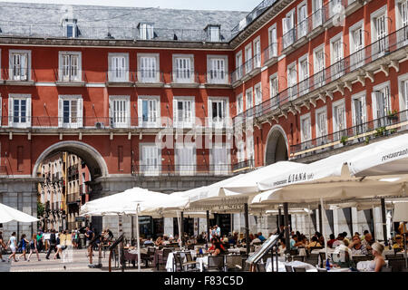 Madrid Espagne, Hispanic Centro, Plaza Mayor, main Square, restaurant restaurants repas café cafés, Restaurante Liana 1962, al fresco Dining, parasols, t Banque D'Images