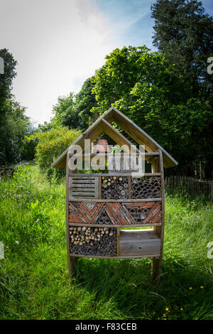 Un hôtel des insectes. C'est une structure créée avec des matériaux naturels afin de fournir de nombreux types d'insectes avec un abri. Banque D'Images