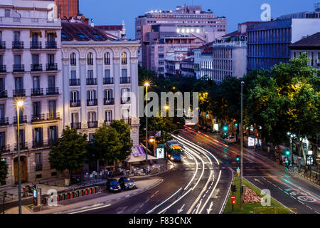 Madrid Espagne,Hispanic Chamberi,Plaza Alonzo Martinez,crépuscule,nuit soir,circulation,ville horizon,appartements résidentiels,Spain150705133 Banque D'Images