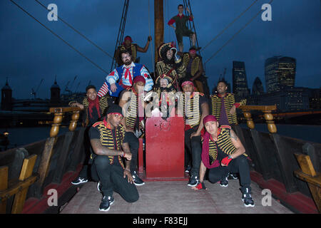 L-R : Noël en pot, Verne Troyer, Marcus Brigstocke, George ure et les membres de l'impeccable, Londres, Royaume-Uni. Photocall à bord du Golden Hinde II pour la Noël Peter Pan panto au New Wimbledon Theatre. Le spectacle se déroule du 5 décembre 2015 au 10 janvier 2016. Avec Verne Troyer comme nobles du Pirate, Marcus Brigstocke comme Capitaine Crochet, Noël en pot comme Smee, George Ure que Peter Pan et sans défaut en tant que pirate de l'équipage. Banque D'Images