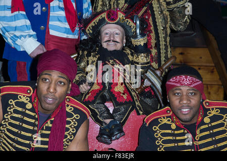 Verne Troyer avec les membres de l'impeccable, Photocall à bord du Golden Hinde II pour la Noël Peter Pan panto au New Wimbledon Theatre. Le spectacle se déroule du 5 décembre 2015 au 10 janvier 2016. Avec Verne Troyer comme nobles du Pirate, Marcus Brigstocke comme Capitaine Crochet, Noël en pot comme Smee, George Ure que Peter Pan et sans défaut en tant que pirate de l'équipage. Banque D'Images