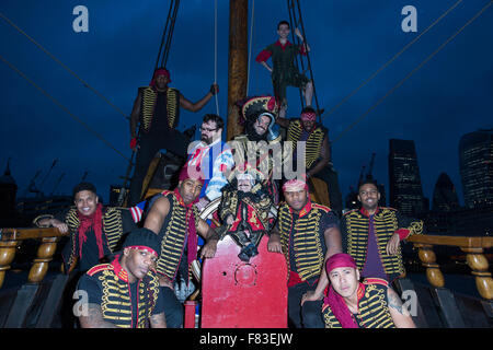 L-R : Noël en pot, Verne Troyer, Marcus Brigstocke, George ure et les membres de l'impeccable, Londres, Royaume-Uni. Photocall à bord du Golden Hinde II pour la Noël Peter Pan panto au New Wimbledon Theatre. Le spectacle se déroule du 5 décembre 2015 au 10 janvier 2016. Avec Verne Troyer comme nobles du Pirate, Marcus Brigstocke comme Capitaine Crochet, Noël en pot comme Smee, George Ure que Peter Pan et sans défaut en tant que pirate de l'équipage. Banque D'Images